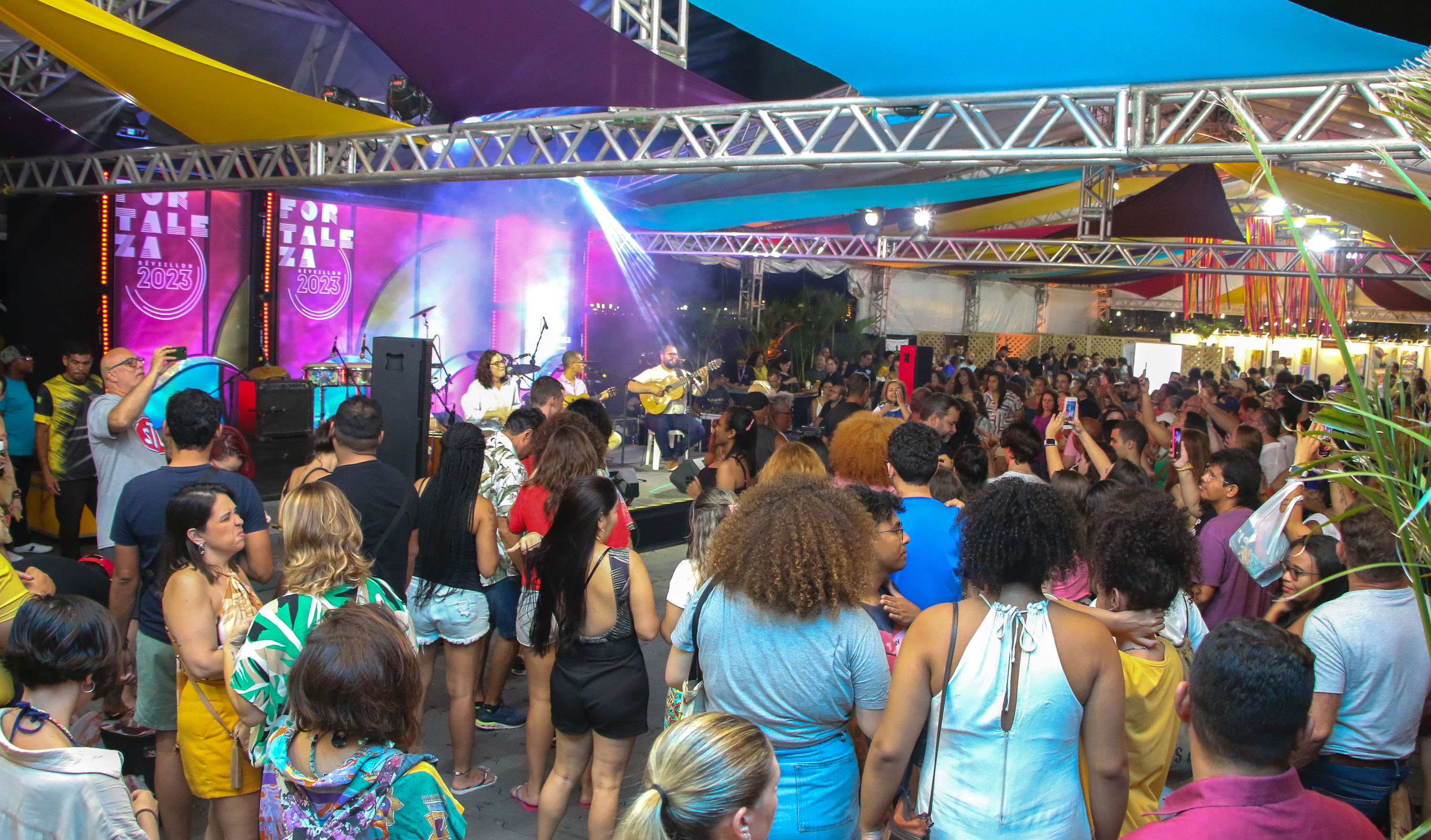grupo Samba Vadio tocando para o público da Feira Criativa